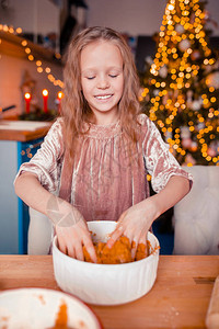 可爱快乐的小女孩烤圣诞图片