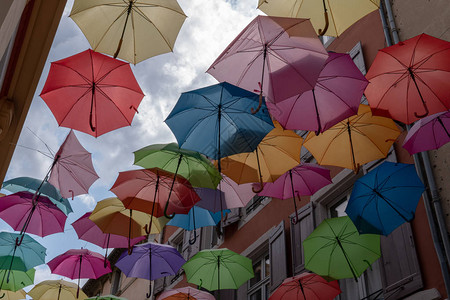 街道装饰五颜六色的雨伞室外背景图片