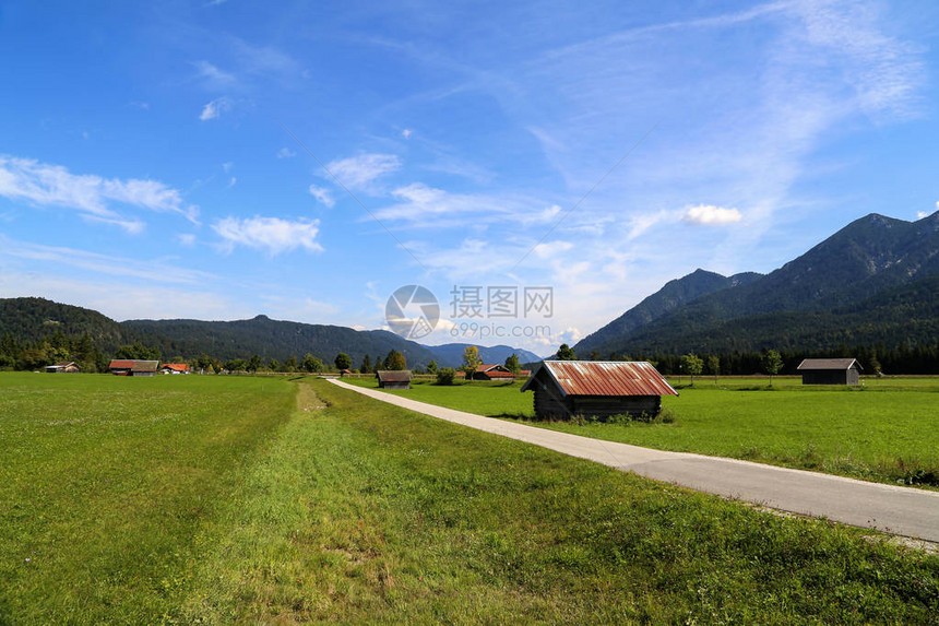 夏季阿尔卑斯山绿色草地上的山间小屋图片