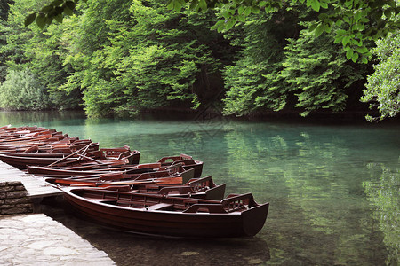 在木制码头用船只对河流图片