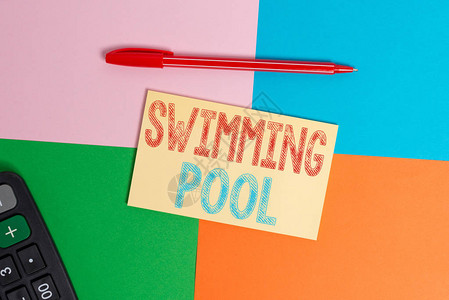 显示游泳池的书写笔记用于为休闲活动盛水的结构的商业概念办公用具方桌学图片