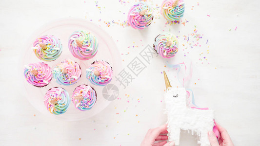 单角巧克力蛋糕和彩虹颜色的奶油淇淋霜一起烤图片