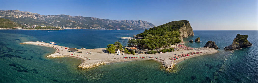 黑山的鸟瞰图夏威夷海滩遮阳伞和沐浴者以及清澈的海水锯齿状的海岸与陡峭的悬崖俯瞰着透明的大海野生自然和地中海图片