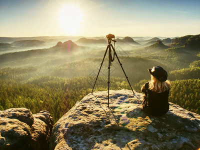 旅游女孩和摄影师从岩石的角度看迷雾山在户外徒步旅行他们可图片