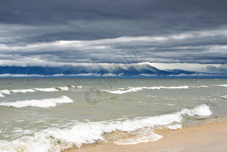 湖边的海浪和雷暴云图片