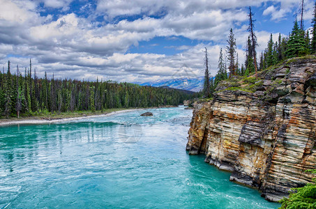 绿松石河阿萨巴斯卡河在夏天从冰川中流过风景如画的岩石图片