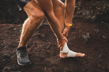 男跑步者抱着受伤的腿特写和痛苦腿伤在户外跑步时扭伤韧带或肌腱脚踝图片