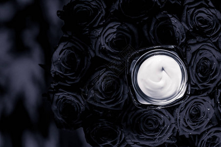 奢华化妆品牌和抗衰老概念面霜皮肤保湿剂和黑玫瑰花卉背景的豪华护肤化妆品作为美容品牌背景图片