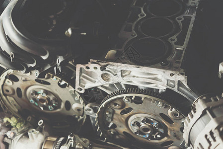 汽车修理厂的发动机零件和滑轮紧贴车库发动机图片