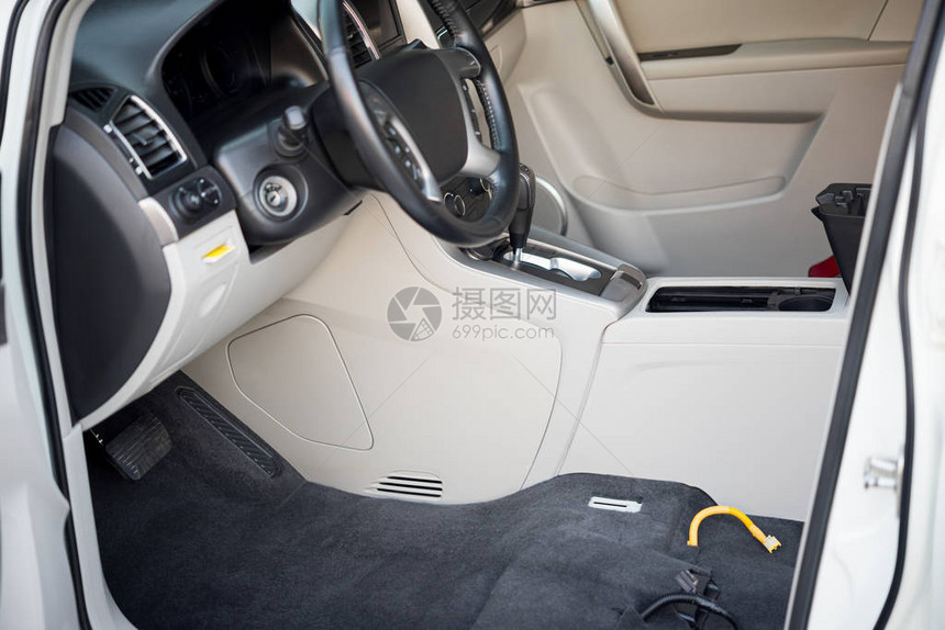 泰国曼谷汽车护理店的汽车护理人员清洁汽车内部清洁地板垫和软垫织物座椅图片