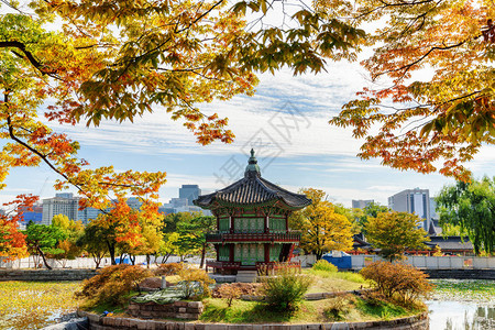 南韩首尔庆博京贡宫一个人工湖岛上的Hyangwonjeong大厅的秋天景象极好的城市景色韩背景图片