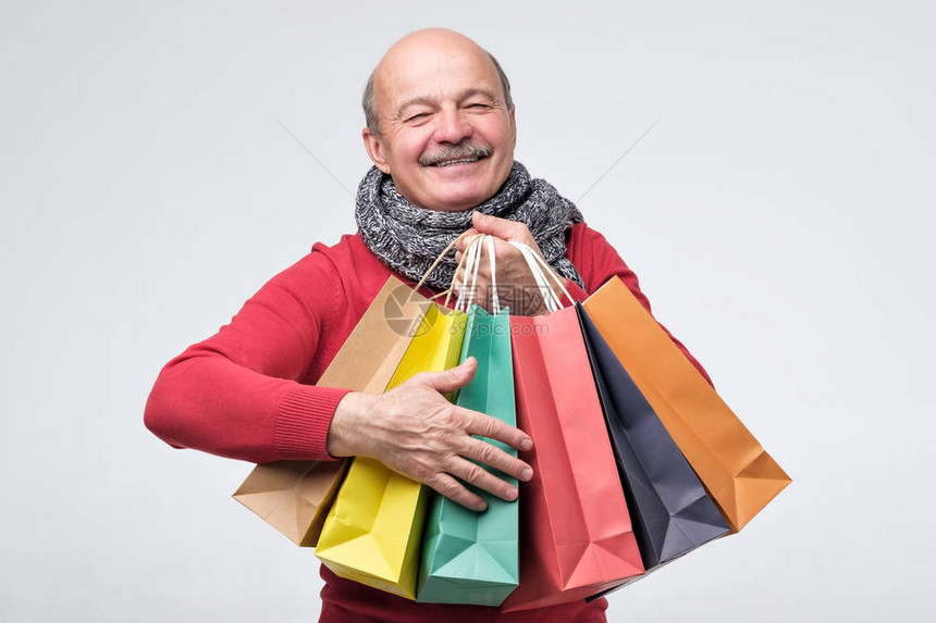 在商场购物后持有彩色购物袋图片