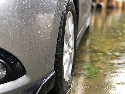 暴风雨过后停在洪水中的车图片