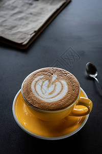 一杯咖啡配有美丽的拿铁艺术和饮料菜单图片