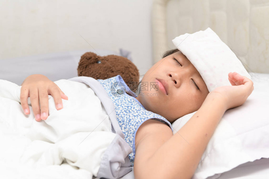 高发病的生病儿童躺在床上前额压缩图片