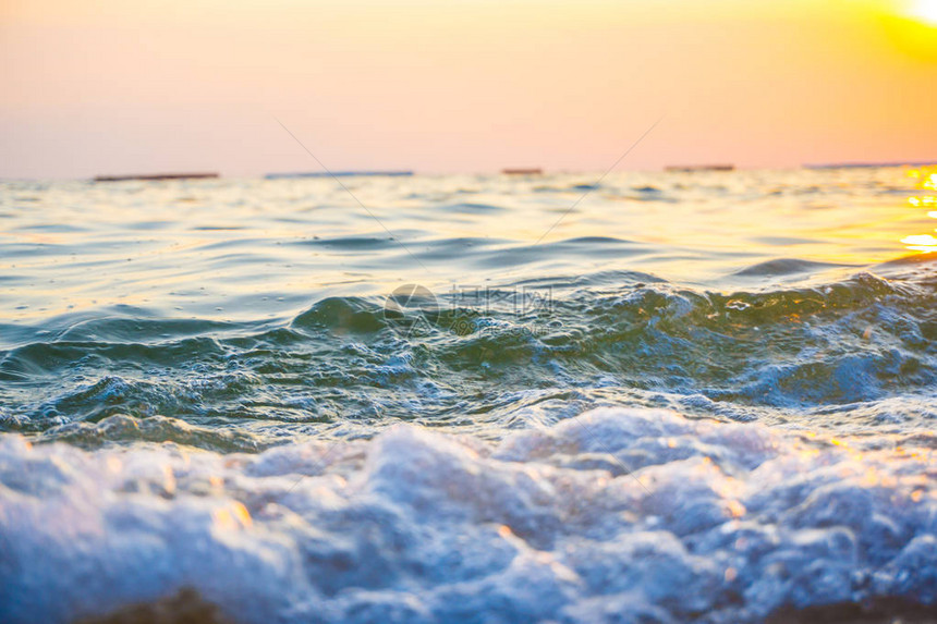 海浪沙滩日落夏季图片