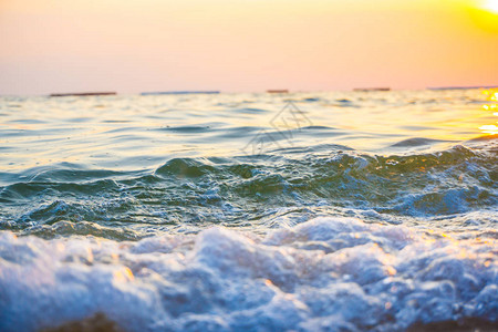 海浪沙滩日落夏季图片