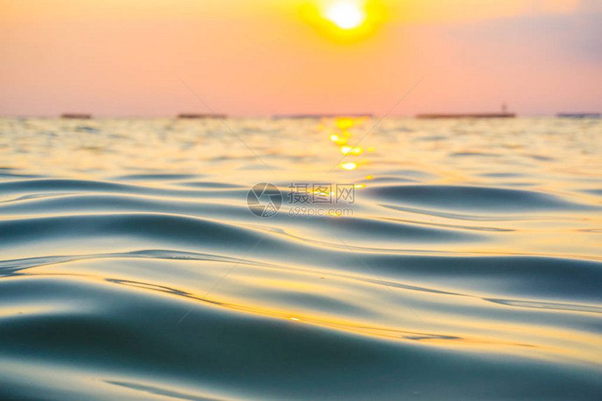 海浪沙滩日落夏季图片