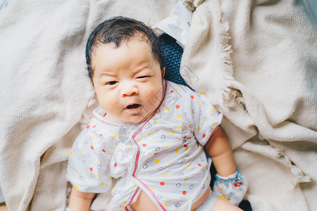 新生婴儿男孩睡在棉毯上小图片