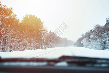 在寒雪的冬季路上图片