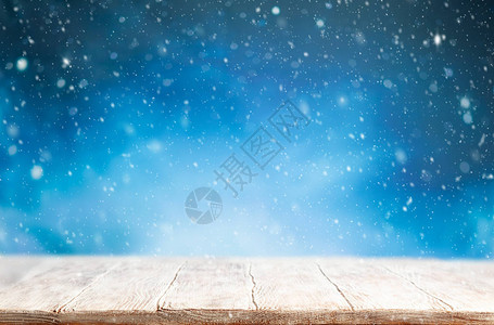 美丽的冬天背景与木制旧办公桌和模糊的蓝天冬天新年和圣诞节图片