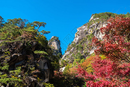 一座巨大的岩石山御岳升仙峡的象征一个受欢迎的旅游景点阳光明媚的日子里图片