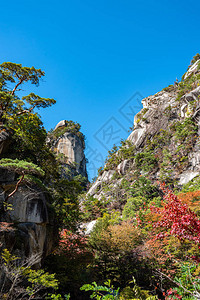 一座巨大的岩石山御岳升仙峡的象征一个受欢迎的旅游景点阳光明媚的日子里图片