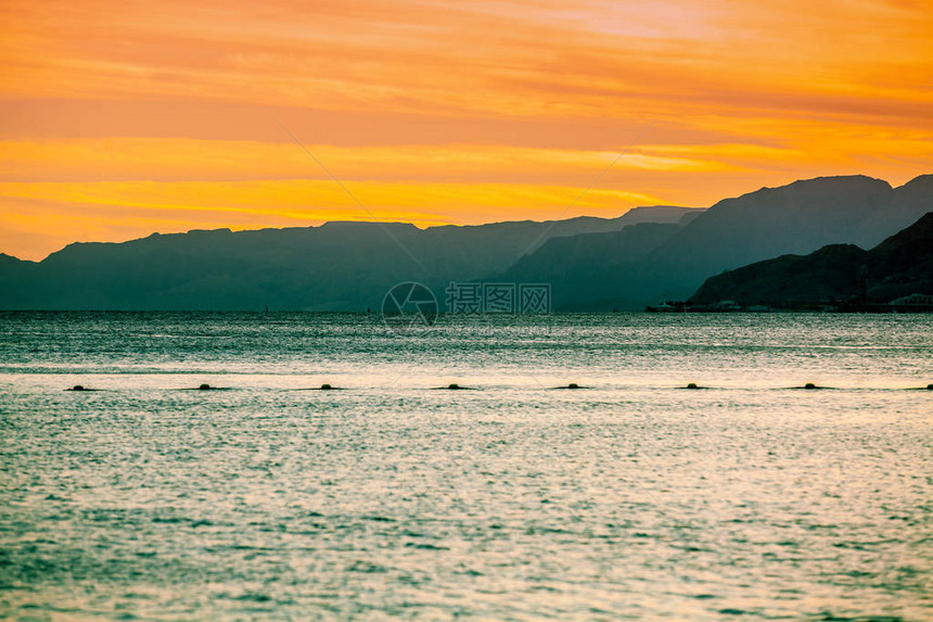 以色列伊拉特红海的日落美丽的夜晚海洋风景图片