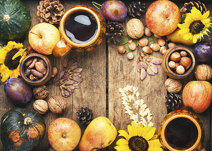 秋天用南瓜水果和秋叶组成秋天的食物图片