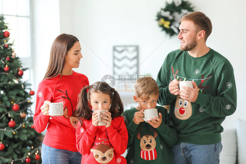 家庭快乐在圣诞节前夕在家喝热巧图片