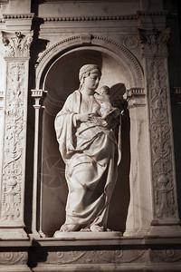 石框上的大理石雕像图片