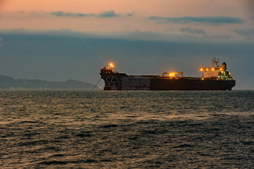 货船停在黄昏的伊拉哈比拉岛水域图片