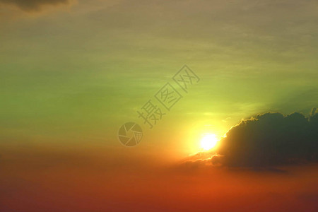 剪影云彩天空和光芒彩虹颜色的五颜六色的日出图片
