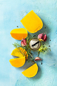 带橄榄油香料和烹饪原料的生南瓜图片