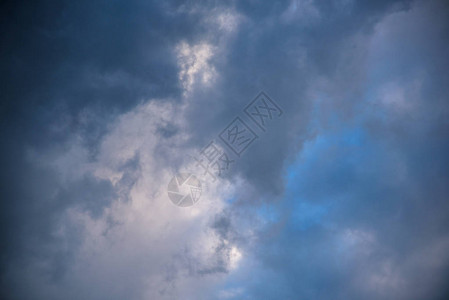 雨后深厚的黑云形成了光和太图片