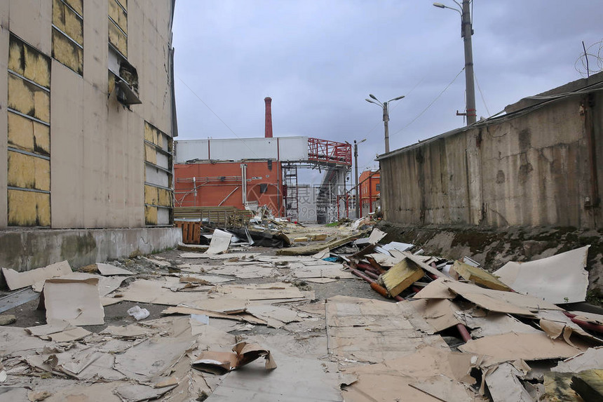 废弃工厂院子里的垃圾堆建筑图片