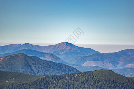 蓝色雾霭中的喀尔巴阡山脉图片