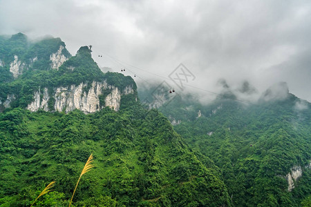 亚洲最长的有线汽车到达著名的天堂连环大道或大门道天门路山峰顶端图片