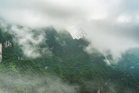 亚洲最长的有线汽车到达著名的天堂连环大道或大门道天门路山峰顶端图片