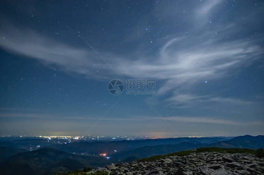 喀尔巴阡山脉的月夜图片