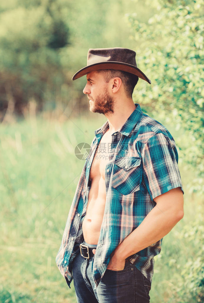 农场概念本质上是大胡子牛仔男子气概六包躯干穿着乡村风格的衣服和牛仔帽坚强而自信的牛仔牧场主男人没有刮胡子的脸肌肉发图片
