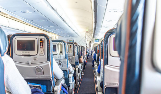 国内飞机内乘客座椅上等起飞的图片