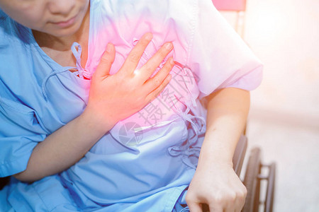 亚洲中年女病人胸痛可能是医院病房心脏病发作的症状图片