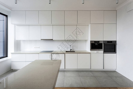 新厨房配有家用电器水槽台面镀铬水龙头电烤箱咖啡机和地板瓷砖有白色和现代室背景图片