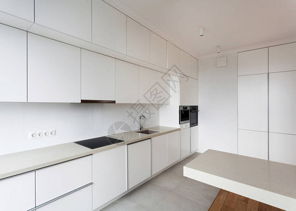 现代室内设计的新房子白色现代厨房配有家用电器电炉烤箱咖啡机和带图片