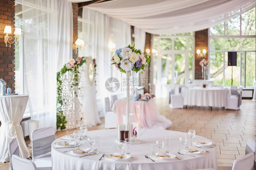 白桌布子上戴眼镜的面板装饰婚礼庆祝活图片