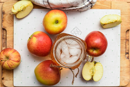 家用厨房新鲜做的苹果汁桌上有健康图片