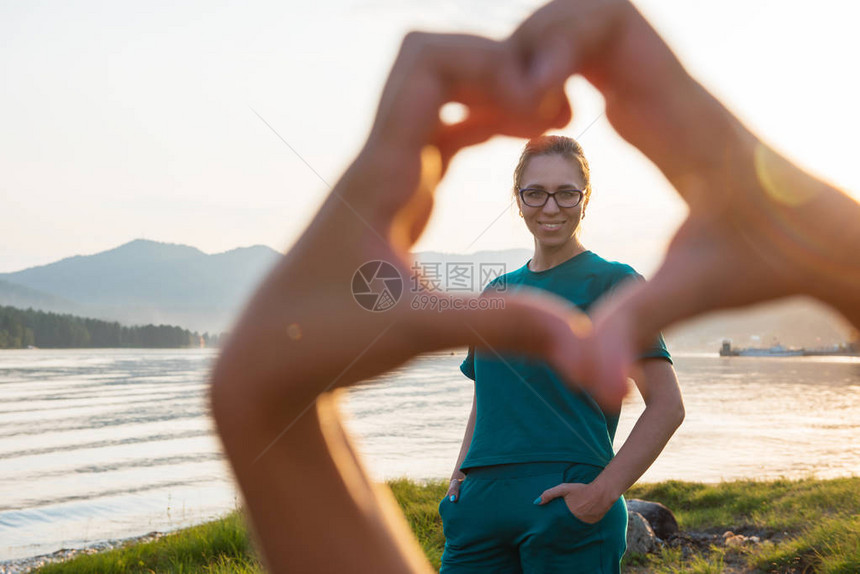 女人的肖像通过孩子手与心的形状图片