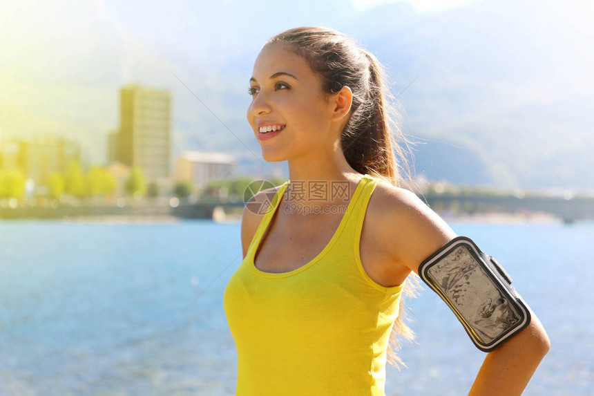 健身女人与臂带电话技术做跑步马拉松慢跑伸展的图片