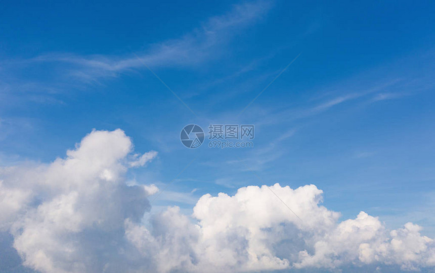 清蓝的天空夏季有白毛云自然背景摘要图片